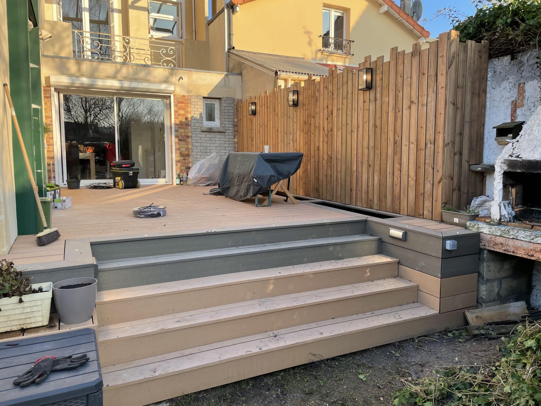 Terrasse en bois de Kebony avec escalier et éclairage LED