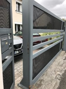 Whome, courtier en travaux - Portail et portillon confondus en tubes métalliques et tôle perforée