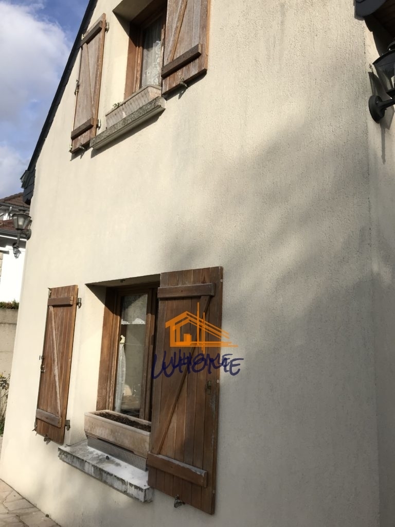 Whome - courtier en travaux - Volets et façade crépi avant nettoyage et peinture - val d'oise